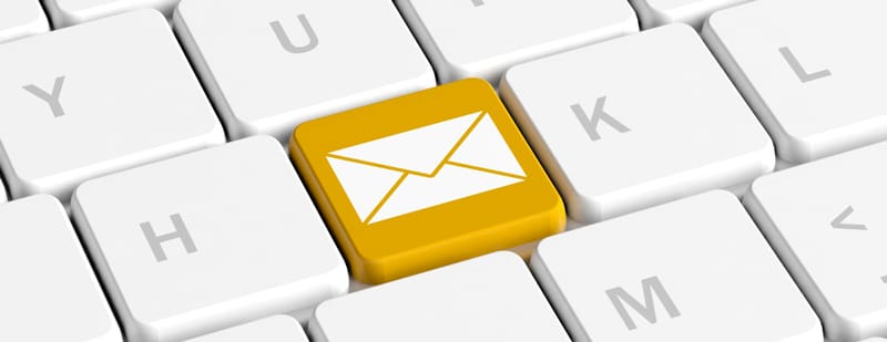 Touche de clavier avec une icône d'enveloppe, symbolisant la gestion des emails.