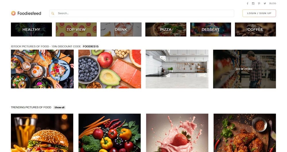 Capture d’écran de la page d’accueil de FoodiesFeed, affichant des images culinaires gratuites de haute qualité, parfaites pour les projets liés à la nourriture.