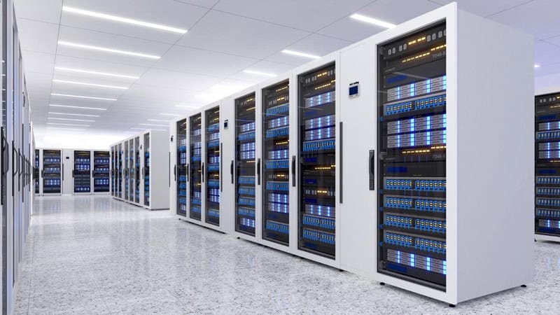 Serveurs dans un data center moderne représentant l'hébergement web.