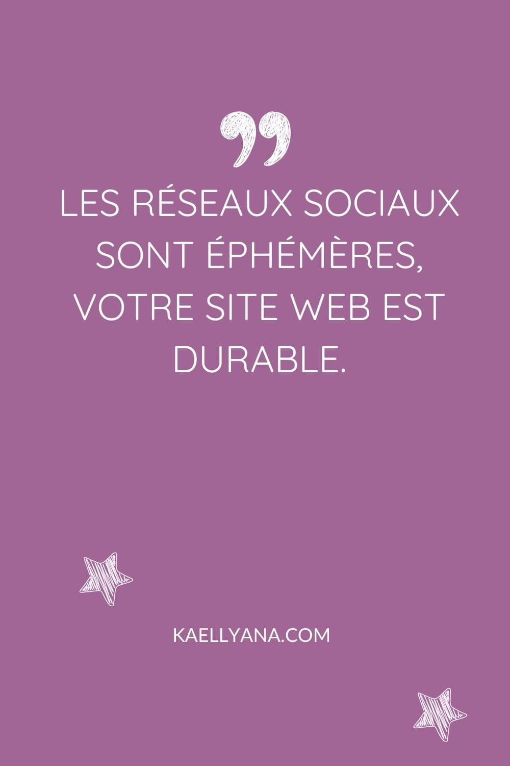 Citation sur fond violet indiquant que les réseaux sociaux sont éphémères, mais qu’un site web est durable.