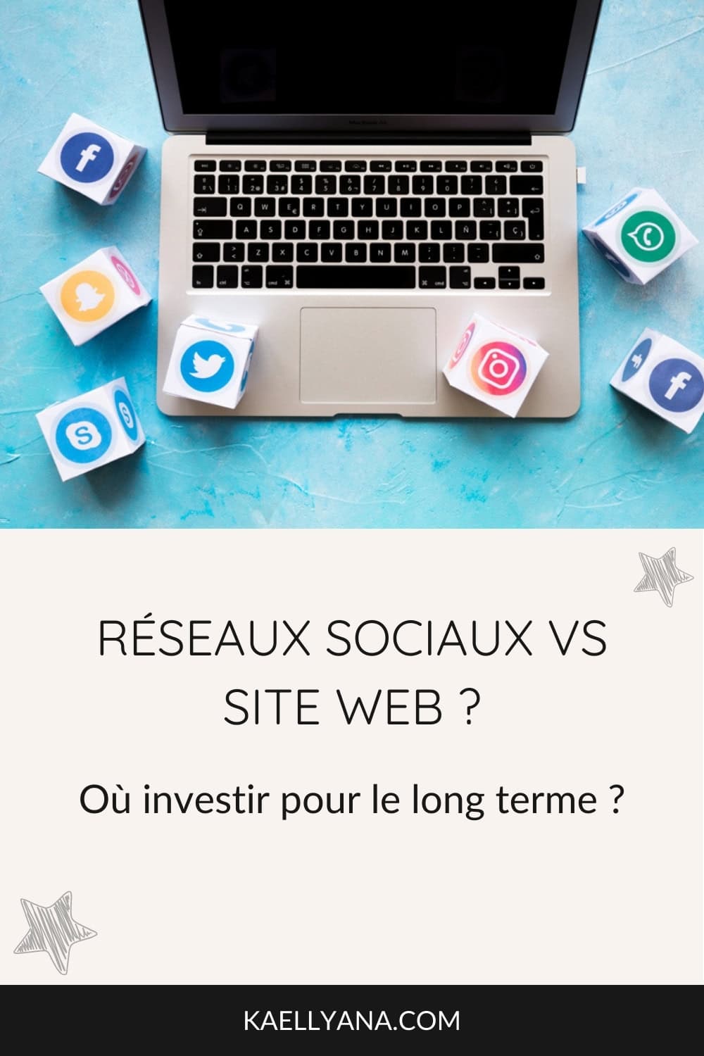 Ordinateur portable entouré de cubes représentant les logos des réseaux sociaux, illustrant le contraste entre réseaux sociaux et site web.