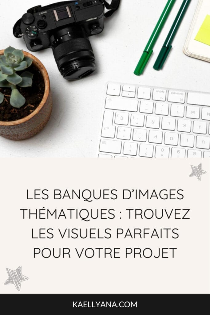 Illustration d’un article sur les banques d’images thématiques. Un appareil photo, un clavier et des stylos symbolisent la création de contenu visuel.