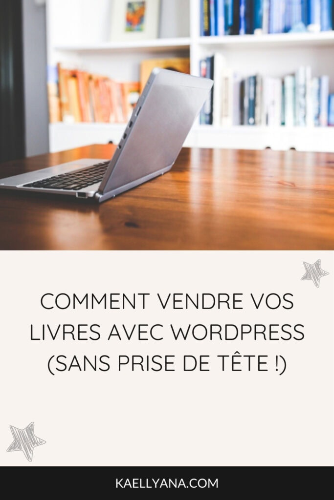 Image illustrant l’article "Comment vendre vos livres avec WordPress", avec un ordinateur sur un bureau et une bibliothèque en arrière-plan.