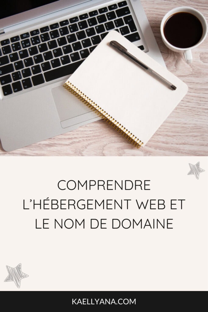 Image d’un ordinateur portable, d’un carnet et d’un stylo avec le titre 'Comprendre l’hébergement web et le nom de domaine'. Cette illustration évoque la réflexion et la planification nécessaires pour créer un site web.